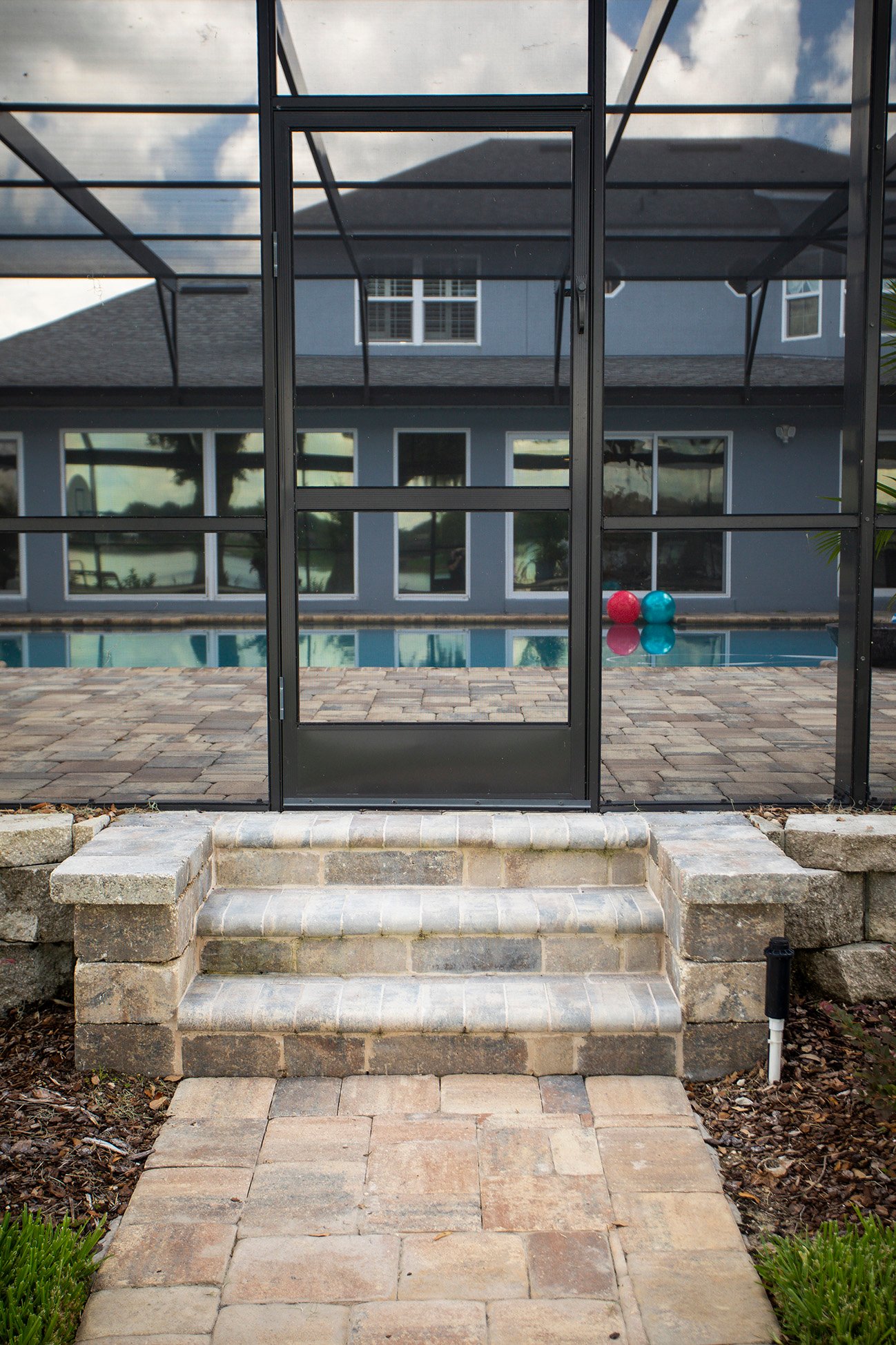 5 Landscape Design Tips for a Screened Pool or Lanai Area